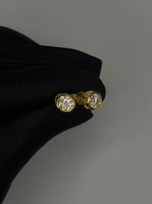 Gold Moissanite VVS1 Bezel Diamond Display