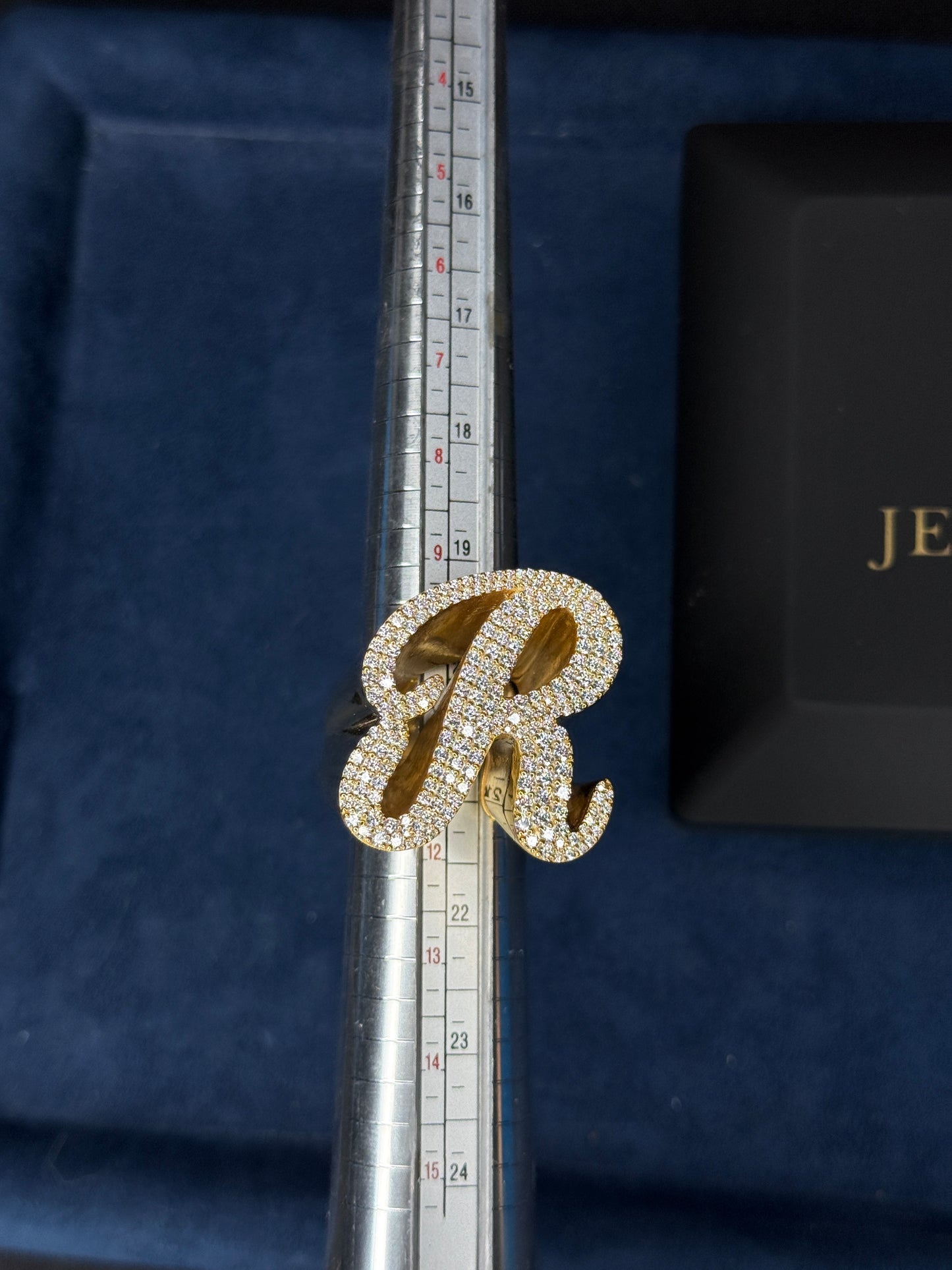 Sortija Con Letra Cursiva VVS1 Moissanite