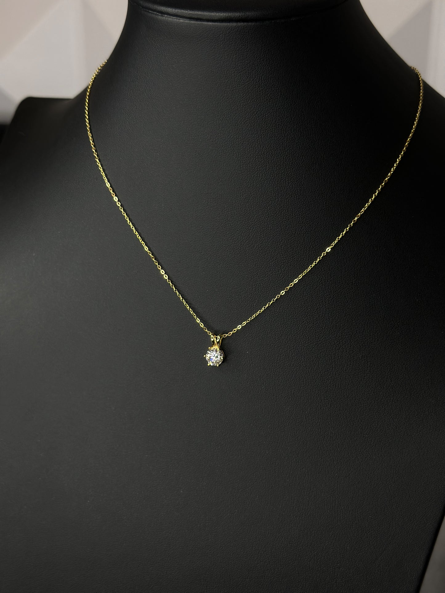 Cadena Dorada Con Pendant Moissanite